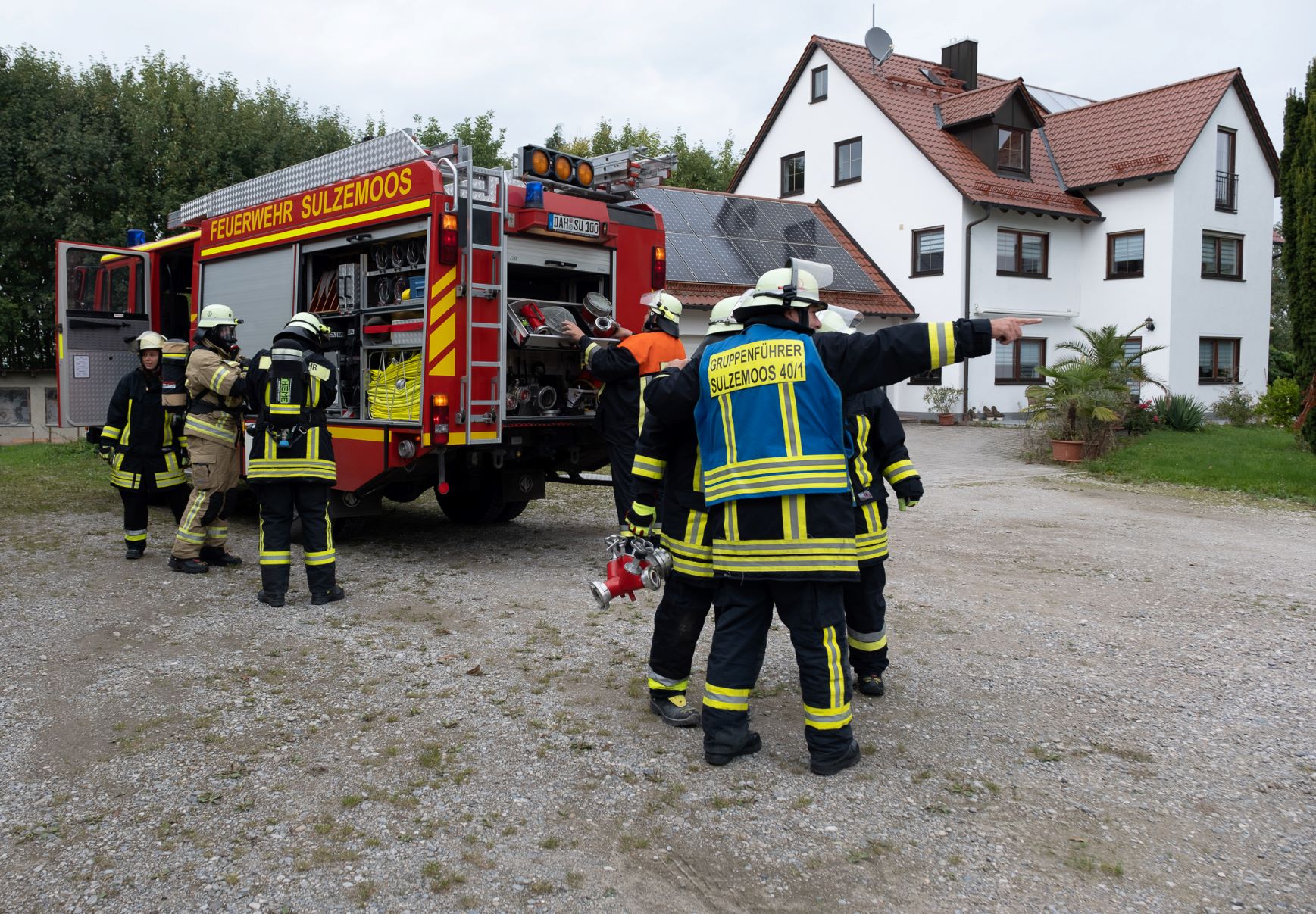 Gruppenführer gibt Befehle an Feuerwehrmitglieder